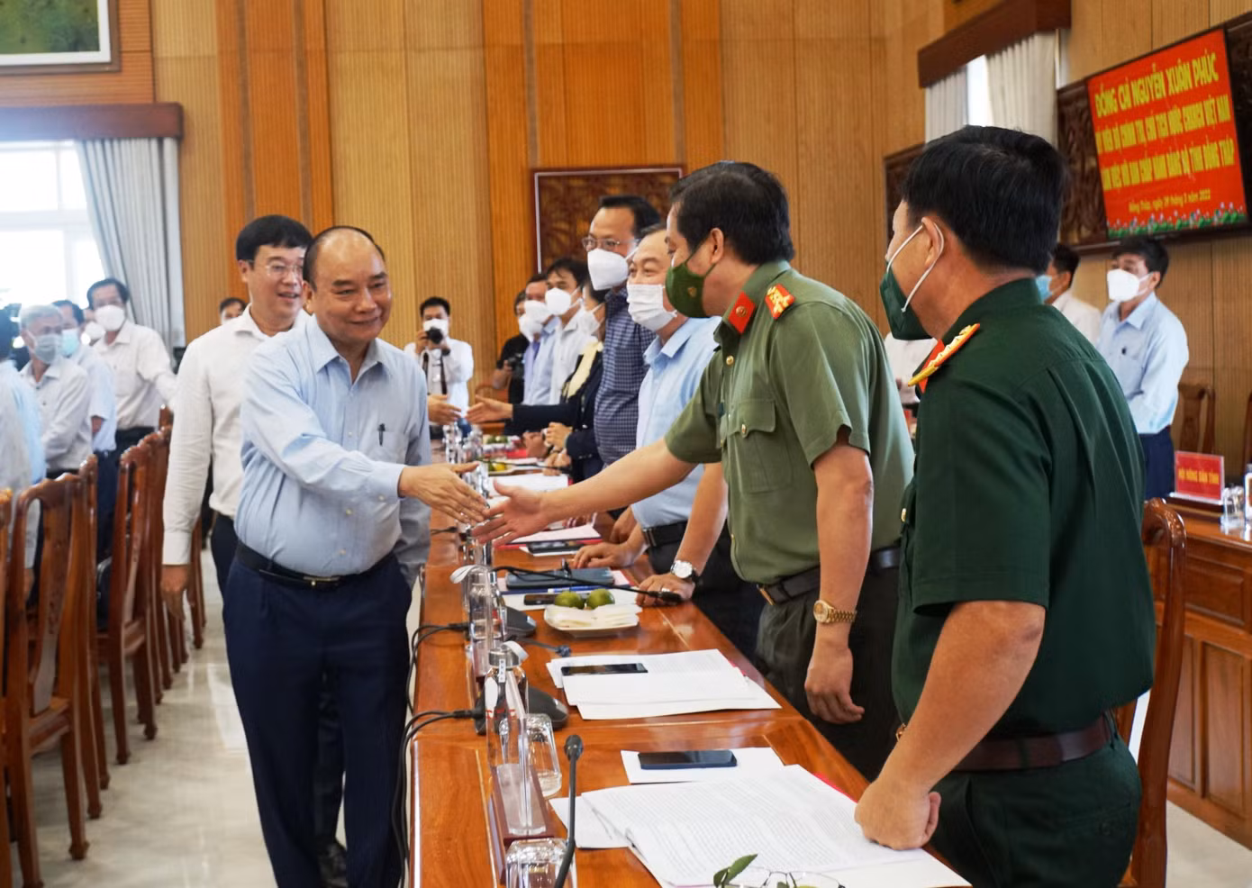 Chủ tịch nước Nguyễn Xuân Phúc bắt tay đại biểu. - Ảnh: Hòa Hội