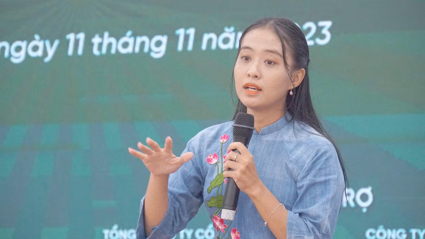 Thí sinh tỉnh Đồng Tháp trình bày dự án Phát triển sản phẩm thủ công và tơ lụa từ sen. Ảnh: Hòa Hội