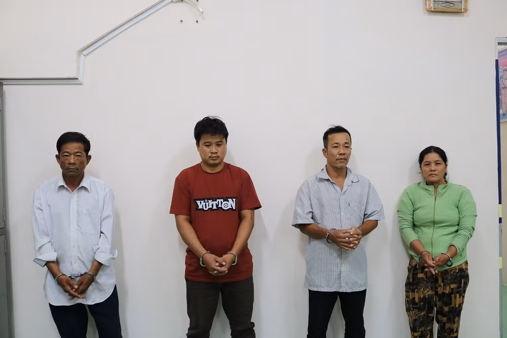 Nhóm đối tượng tổ chức xuất cảnh trái phép bị bắt.