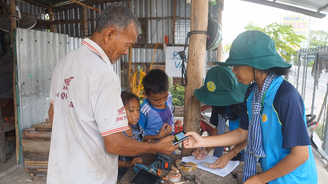 Néang Sây Niên (dân tộc Khmer), chiến sĩ tình nguyện trường đại học An Giang chia sẻ, đây là lần đầu cô tham gia chiến dịch tình nguyện. "Em đã có nhiều kỷ niệm đẹp, được trải nghiệm, va chạm thực tế, mang kiến thức học được trên giảng đường về phục vụ bà con, nhất là hỗ trợ bà con dân tộc Khmer trong việc cài đặt VneID", Sây Niên nói. Ảnh: Hòa Hội Néang Sây Niên (dân tộc Khmer), chiến sĩ tình nguyện trường đại học An Giang chia sẻ, đây là lần đầu cô tham gia chiến dịch tình nguyện. "Em đã có nhiều kỷ niệm đẹp, được trải nghiệm, va chạm thực tế, mang kiến thức học được trên giảng đường về phục vụ bà con, nhất là hỗ trợ bà con dân tộc Khmer trong việc cài đặt VneID", Sây Niên nói. Ảnh: Hòa Hội
