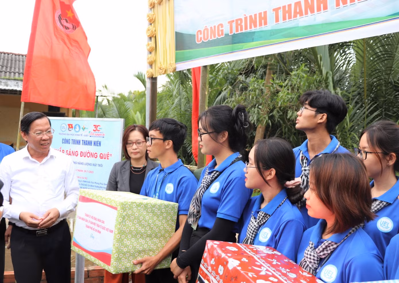 Chủ tịch UBND TPHCM Phan Văn Mãi trò chuyện, động viên các chiến sĩ tình nguyện tại tỉnh Bến Tre. Ảnh: TĐ BT.
