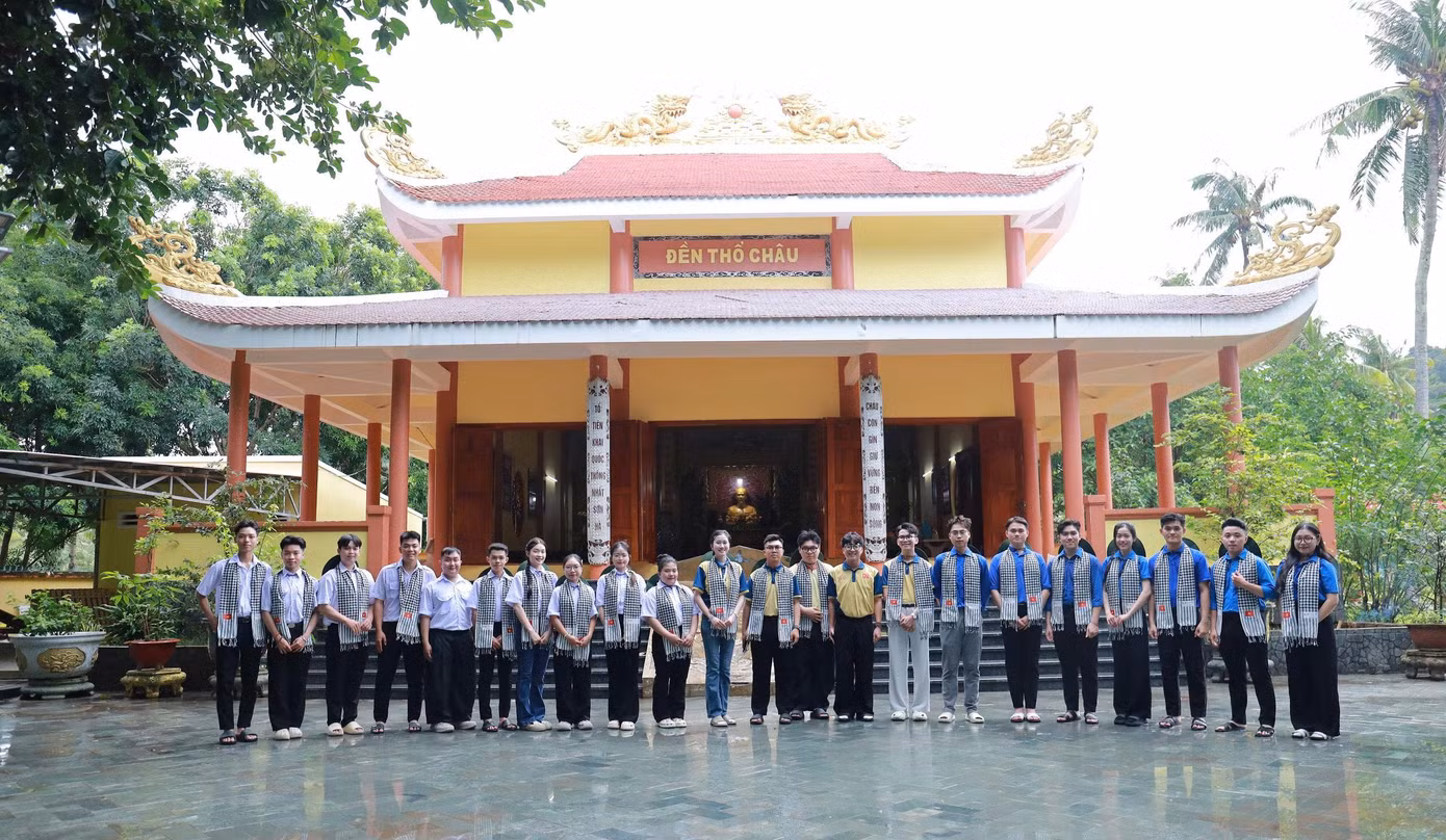Thổ Chu có hơn 500 đồng bào bị quân Pol Pot sang thảm sát vào tháng 5/1975. Thổ Chu có hơn 500 đồng bào bị quân Pol Pot sang thảm sát vào tháng 5/1975.