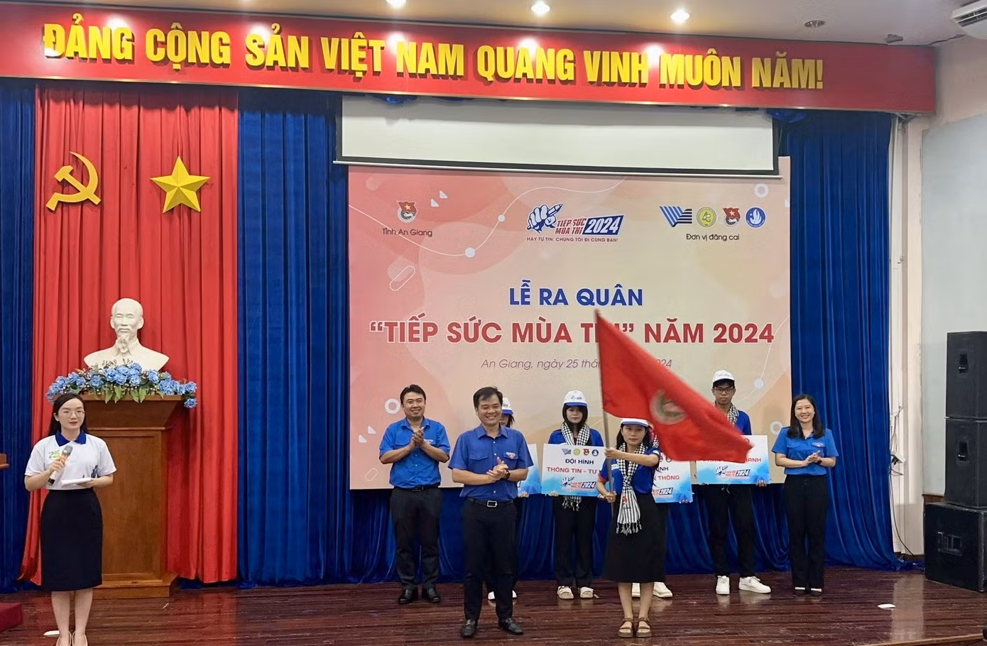 Tỉnh Đoàn An Giang ra quân Tiếp sức mùa thi.
