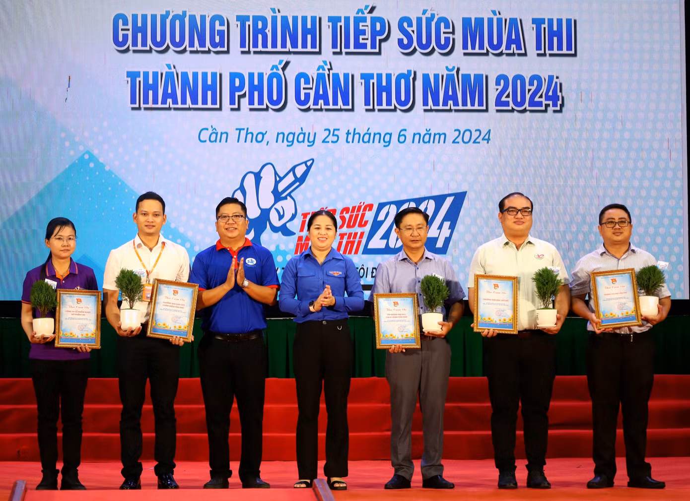 Bí thư Thành Đoàn Cần Thơ - chị Lư Thị Ngọc Anh trao thư cám ơn các đơn vị đồng hành.