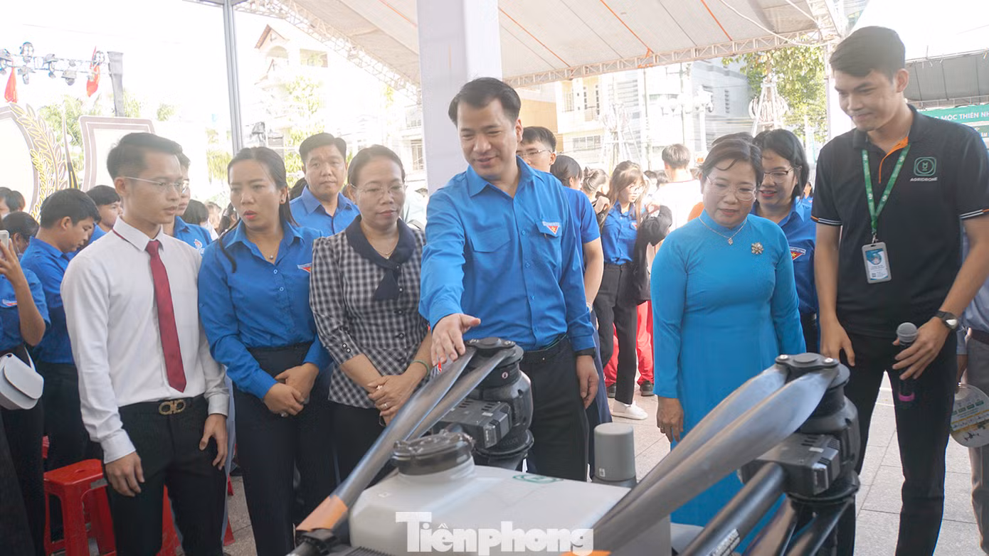 Triển lãm và hội chợ nói trên là không gian trưng bày sản phẩm của các dự án thanh niên khởi nghiệp; sản phẩm của các gương thanh niên đạt Giải thưởng Lương Định Của năm 2023; sản phẩm của thanh niên nông thôn tham gia phát triển kinh tế; sản phẩm đặc trưng, thế mạnh của tỉnh Sóc Trăng. Chương trình cũng có sự tham dự của sản phẩm của các gương thanh niên đã từng đạt Giải thưởng Lương Định Của qua các năm. Trong ảnh, Bí thư T.Ư Đoàn Ngô Văn Cương và các đại biểu tham quan sản phẩm trưng bày tại chương trình. Ảnh: Hòa Hội Triển lãm và hội chợ nói trên là không gian trưng bày sản phẩm của các dự án thanh niên khởi nghiệp; sản phẩm của các gương thanh niên đạt Giải thưởng Lương Định Của năm 2023; sản phẩm của thanh niên nông thôn tham gia phát triển kinh tế; sản phẩm đặc trưng, thế mạnh của tỉnh Sóc Trăng. Chương trình cũng có sự tham dự của sản phẩm của các gương thanh niên đã từng đạt Giải thưởng Lương Định Của qua các năm. Trong ảnh, Bí thư T.Ư Đoàn Ngô Văn Cương và các đại biểu tham quan sản phẩm trưng bày tại chương trình. Ảnh: Hòa Hội
