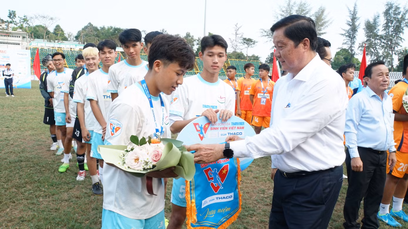 Ông Phạm Văn Hiểu - Phó Bí thư thường trực Thành ủy Cần Thơ tặng hoa cho các đội tham dự. Ảnh: Hòa Hội