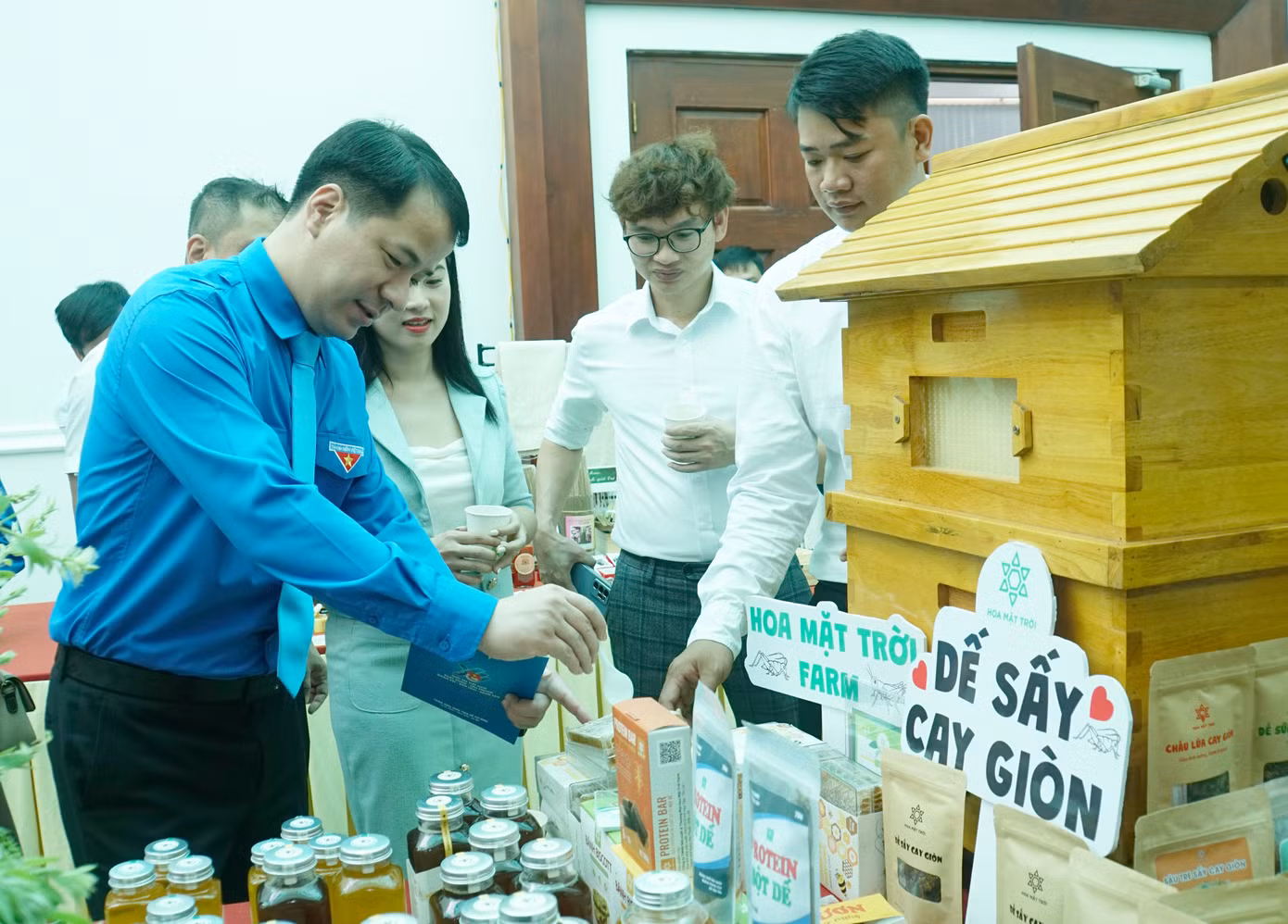 Anh Ngô Văn Cương - Bí thư Trung ương Đoàn tham quan sản phẩm khởi nghiệp của thanh niên. Ảnh: Hòa Hội