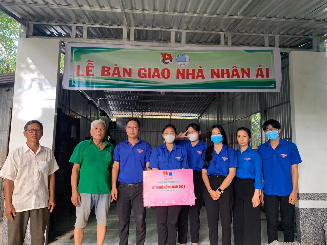 Bàn giao nhà nhân ái cho đoàn viên khó khăn.