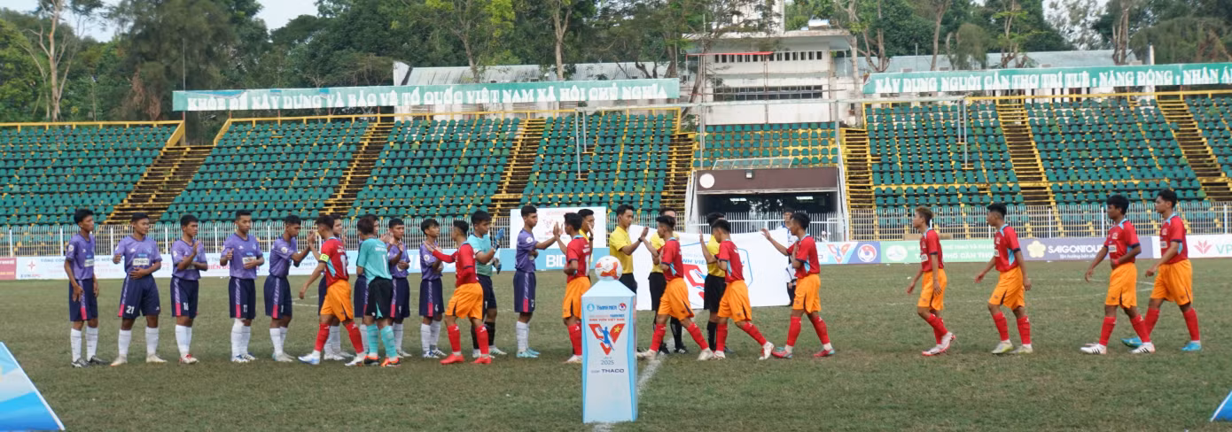 Đội trường Đại học Cần Thơ và Trường Đại học Nam Cần Thơ chuẩn bị thi đấu. Ảnh: Hòa Hội