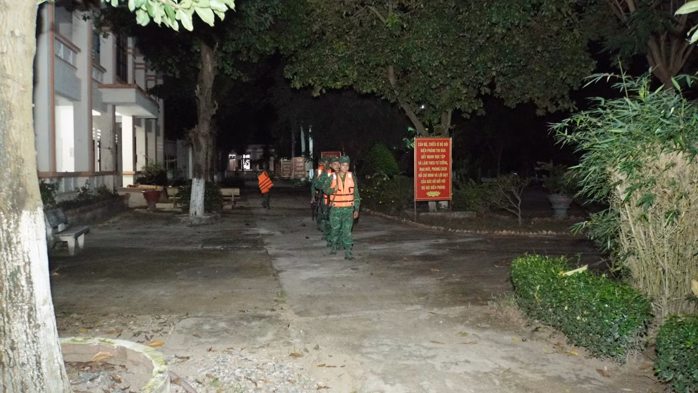 Chiến sĩ Đồn Biên phòng Vĩnh Nguơn, TP. Châu Đốc, An Giang đi tuần tra đêm. Ảnh: Hòa Hội