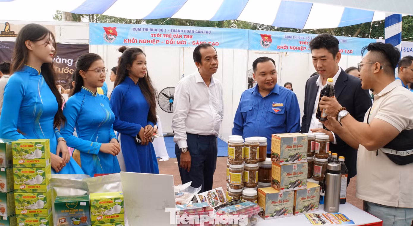 Giới thiệu sản phẩm thanh niên khởi nghiệp Cần Thơ. Ảnh: Hòa Hội