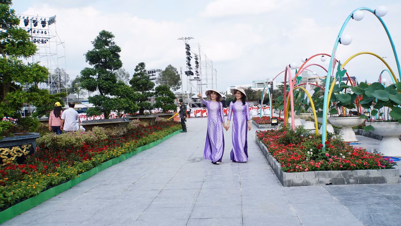 Du khách tham quan Festival hoa - kiểng Sa Đéc. Ảnh: Hòa Hội. Du khách tham quan Festival hoa - kiểng Sa Đéc. Ảnh: Hòa Hội.