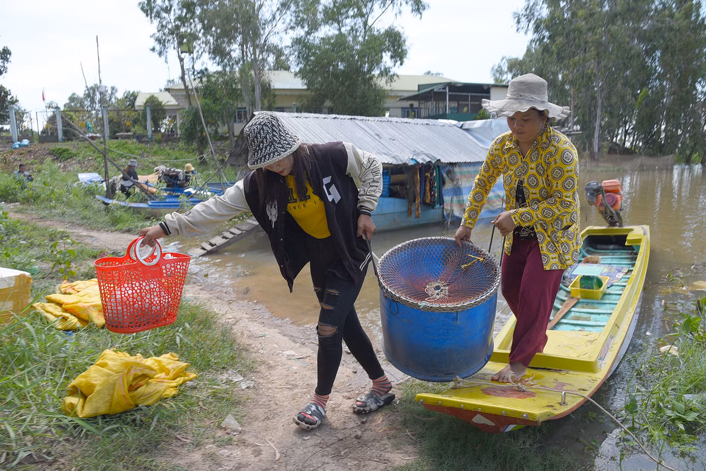 Người dân chở cá từ Campuchia về bán tại khu vực phường Núi Sam, TP Châu Đốc. Ảnh: Hòa Hội.