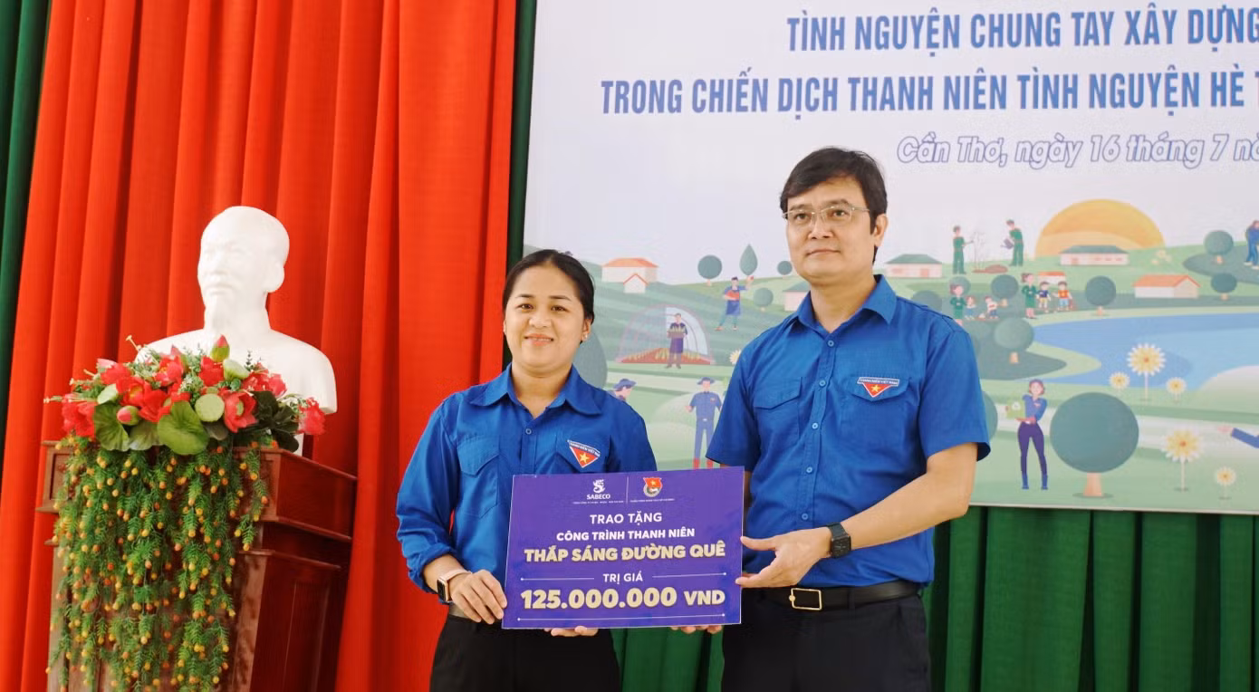 Anh Bùi Quang Huy trao bảng tượng trưng 125 triệu đồng công trình thắp sáng đường quê do SABECO và Trung ương Đoàn tặng cho Bí thư Thành Đoàn Cần Thơ Lư Thị Ngọc Anh. - Ảnh: Hòa Hội Anh Bùi Quang Huy trao bảng tượng trưng 125 triệu đồng công trình thắp sáng đường quê do SABECO và Trung ương Đoàn tặng cho Bí thư Thành Đoàn Cần Thơ Lư Thị Ngọc Anh. - Ảnh: Hòa Hội