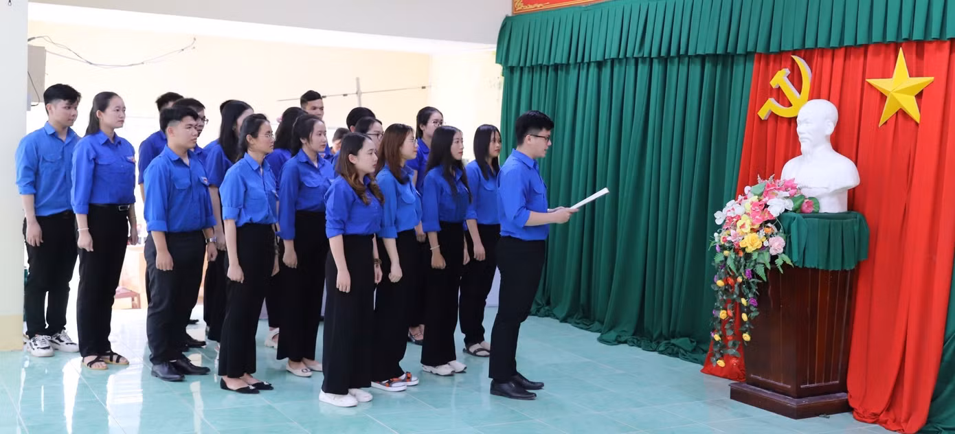 19 tân đảng viên tuyên thệ trước cờ Đảng, cờ Tổ quốc và chân dung Chủ tịch Hồ Chí Minh. Ảnh: PV.