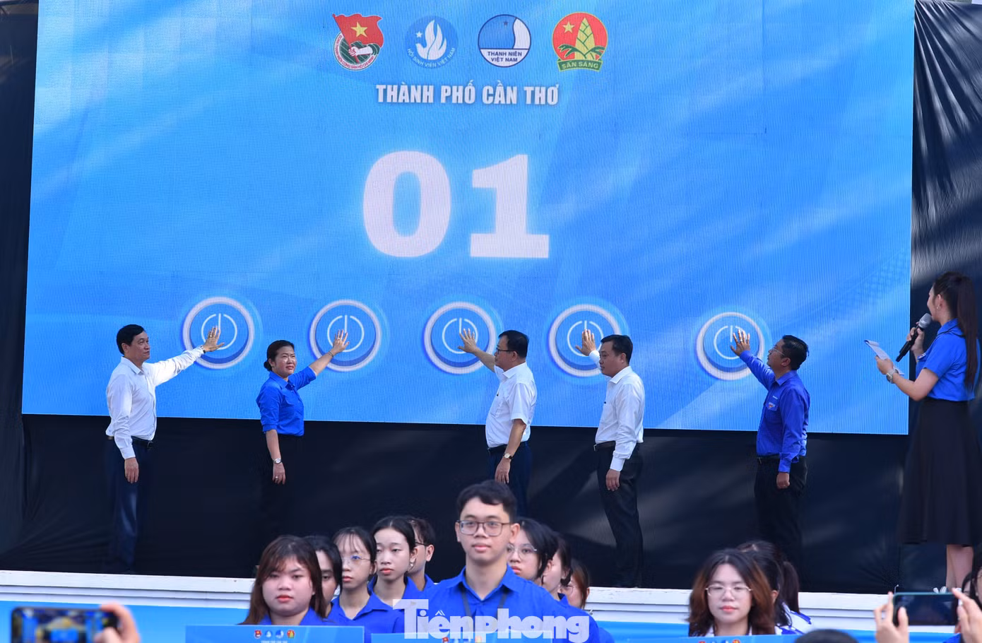 Lãnh đạo TP. Cần Thơ ấn nút phát lệnh ra quân chiến dịch thanh niên tình nguyện hè 2025.