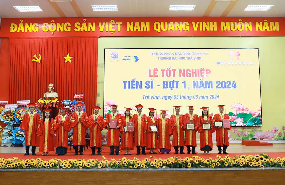 Lễ trao bằng tốt nghiệp Tiến sĩ đợt 1, năm 2024 trường Đại học Trà Vinh.