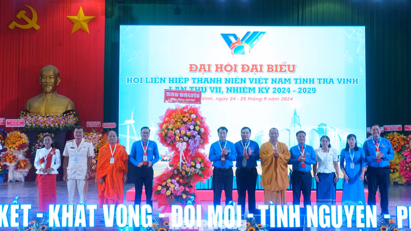 Bí thư Trung ương Đoàn Ngô Văn Cương tặng hoa chúc mừng đại hội. Ảnh: Hòa Hội