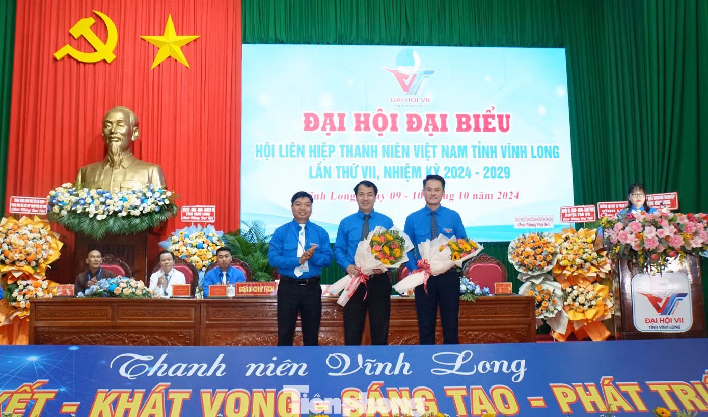 Anh Mai Thanh Hồ - Chủ tịch Hội LHTN Việt Nam tỉnh Vĩnh Long tặng hoa Trung ương Đoàn, Trung ương Hội LHTN Việt Nam. Ảnh: Hòa Hội
