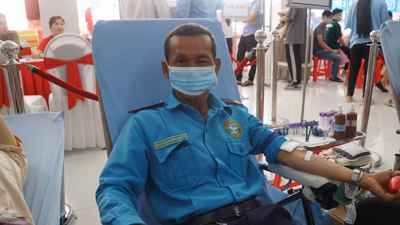 Ông Nguyễn Minh Dương (49 tuổi) nhân viên bảo vệ, trên đường đi làm thấy hoạt động hiến máu nên ghé vào tham gia. “Thời gian còn sớm nên tôi tranh thủ ghé vào đây hiến máu để giúp người cần máu”, ông Dương nói. Ảnh: Hoà Hội