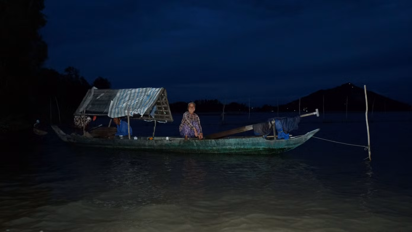 Khoảng 5h sáng, mặt trời dần ló phía chân trời, mặt nước óng ánh vàng, bạc, cũng là lúc các xuồng trong nhóm ông Thảo đã bủa xong lưới trên ghe của mình và tụ về điểm hẹn đậu nghỉ ngơi. Ảnh: Hòa Hội. Khoảng 5h sáng, mặt trời dần ló phía chân trời, mặt nước óng ánh vàng, bạc, cũng là lúc các xuồng trong nhóm ông Thảo đã bủa xong lưới trên ghe của mình và tụ về điểm hẹn đậu nghỉ ngơi. Ảnh: Hòa Hội.