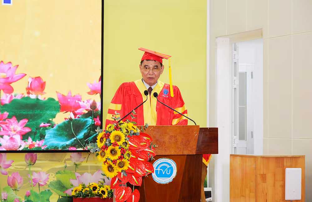 Tân Tiến sĩ Đoàn Hoàng Hải phát biểu tại lễ trao bằng tốt nghiệp.