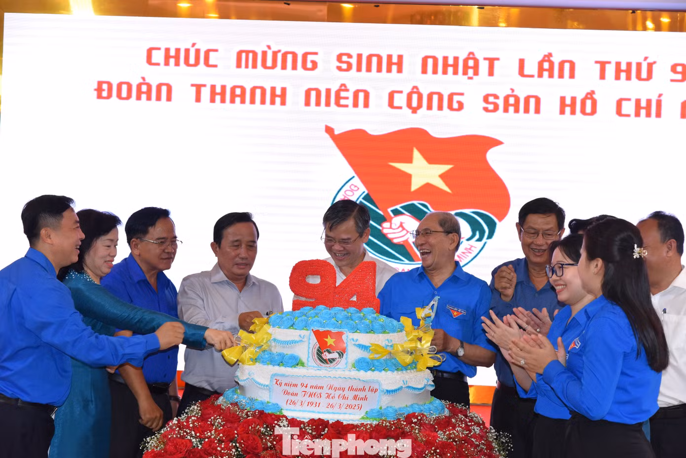 Lãnh đạo thành phố Cần Thơ qua các thời kỳ cắt bánh mừng sinh nhật Đoàn. Ảnh: Hòa Hội