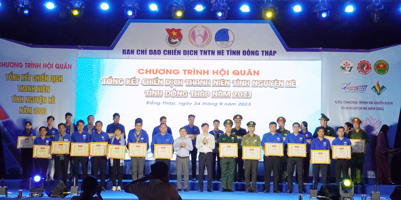 Bí thư T.Ư Đoàn, Chủ tịch T.Ư Hội Sinh viên Việt Nam Nguyễn Minh Triết và Phó Bí thư Thường trực Tỉnh ủy – Chủ tịch HĐND tỉnh Đồng Tháp Phan Văn Thắng tặng bằng khen cho các đơn vị, cá nhân xuất sắc trong Chiến dịch Thanh niên tình nguyện hè. Ảnh: TĐ ĐT
