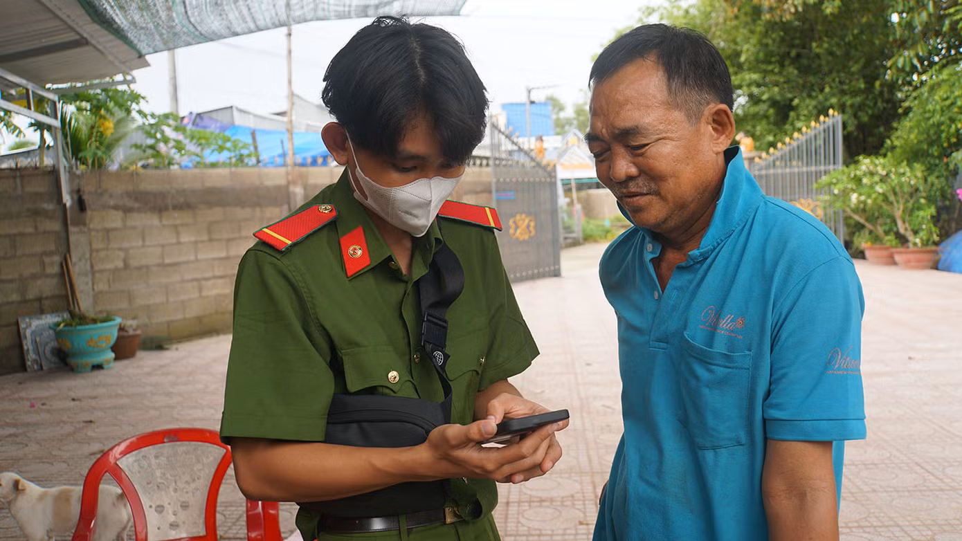 Chiến sĩ công an đến tận nhà hỗ trợ người dân cài đặt ứng dụng VNeID tại xã Vĩnh Trung, thị xã Tịnh Biên. Chiến sĩ công an đến tận nhà hỗ trợ người dân cài đặt ứng dụng VNeID tại xã Vĩnh Trung, thị xã Tịnh Biên.