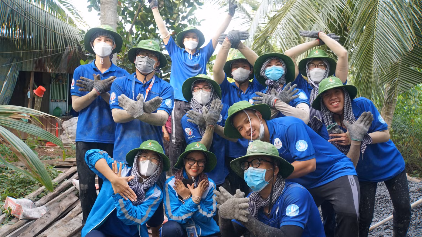 Các chiến sĩ tình nguyện Trường đại học Sư phạm kỹ thuật TP.HCM háo hức tham gia tình nguyện tại mặt trận huyện Thanh Bình. Ảnh: Hòa Hội Các chiến sĩ tình nguyện Trường đại học Sư phạm kỹ thuật TP.HCM háo hức tham gia tình nguyện tại mặt trận huyện Thanh Bình. Ảnh: Hòa Hội