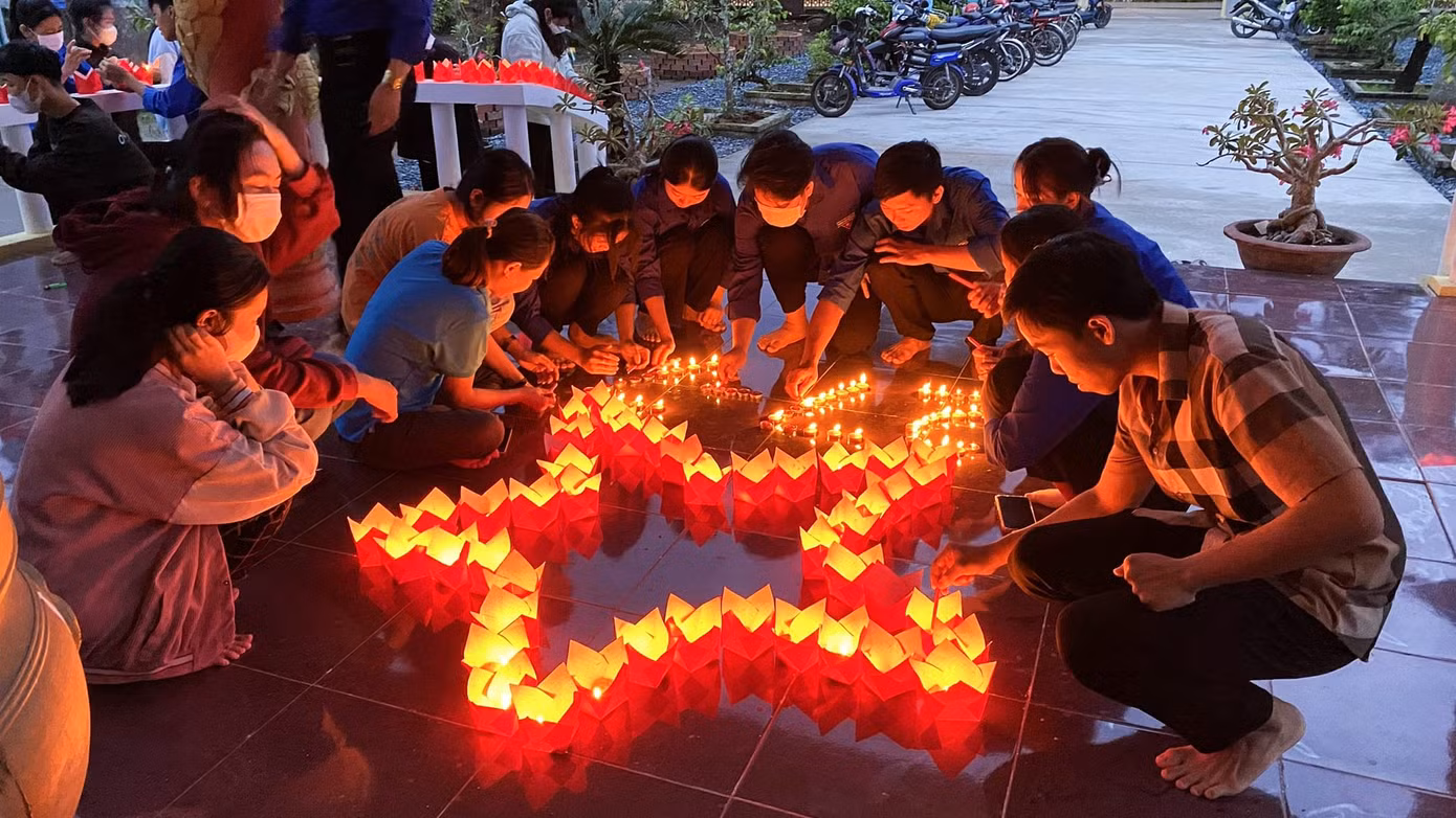 Các bạn trẻ làm đèn mô hình ngôi sao tưởng nhớ các anh hùng liệt sĩ. Các bạn trẻ làm đèn mô hình ngôi sao tưởng nhớ các anh hùng liệt sĩ.