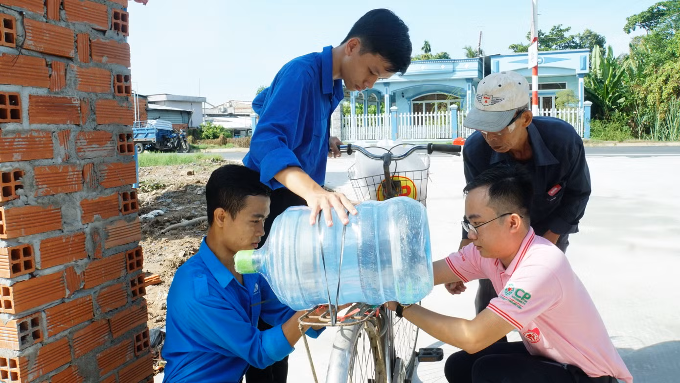 ĐVTN hỗ trợ người dân chở nước về nhà sinh hoạt. ĐVTN hỗ trợ người dân chở nước về nhà sinh hoạt.