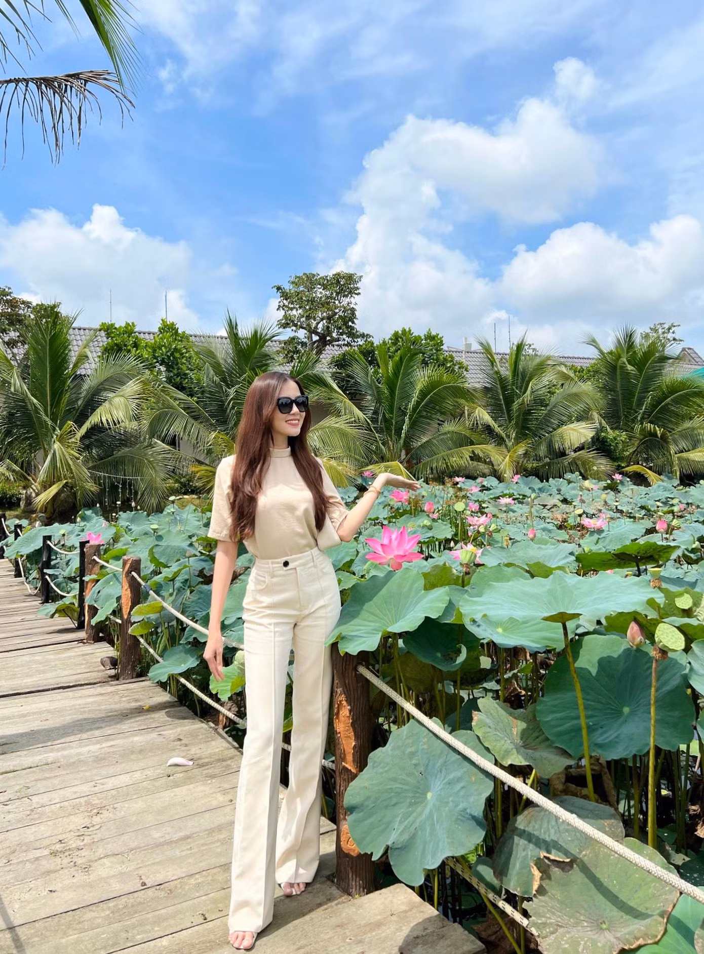 Hoa khôi Huỳnh Thúy Vi chụp ảnh tại khu du lịch sinh thái huyện Phong Điền, TP Cần Thơ. Bên cạnh các điểm vui chơi, giải trí, du khách còn tìm đến các điểm du lịch miệt vườn, chiêm ngưỡng, trải nghiệm phong cảnh tự nhiên với đồng ruộng, ao cá, bơi xuồng, làm bánh dân gian... điển hình là Farm Tam Giác Mạch ở quận Cái Răng. - Ảnh: Hòa Hội Thửa ruộng xanh tươi là hình ảnh đặc trưng của làng quê Nam Bộ... Bên cạnh vườn cây, ao cá, ruộng lúa là những luống hoa sao nhái, một loài hoa với màu sắc tuyệt đẹp tạo khung cảnh cho du khách chụp ảnh. - Ảnh: Hòa Hội Anh Trịnh Văn Luân, chủ Farm Tam Giác Mạch cho biết, đã đầu tư nhiều tiểu cảnh gắn với đồng quê, ruộng vườn để khách trải nghiệm, đồng thời tạo không gian sinh động với đồng ruộng, hoa, cảnh phục vụ khách chụp ảnh. - Ảnh: Hòa Hội Bạn Bùi Thảo Nhi từ Vĩnh Long tạo dáng chụp ảnh bên ruộng lúa: “Sau thời gian làm việc, tranh thủ những ngày nghỉ lễ đến đây thư giãn và lưu lại hình ảnh với khung cảnh đồng quê bình yên”. Tại khu du lịch cộng đồng cồn Sơn, nằm giữa sông Hậu (quận Bình Thủy) với không gian vắng lặng, xanh mát; những ngày lễ thu hút khá đông khách đến. - Ảnh: Hòa Hội Chị Quỳnh, du khách từ TPHCM cùng người thân xuống Cần Thơ chơi vào dịp lễ rồi sang cồn Sơn trải nghiệm làm bánh dân gian và tham quan vườn cây ăn trái. Chị Quỳnh chia sẻ: "Ở TPHCM nhộn nhịp, sôi động, giờ có dịp xuống miền Tây nên đến cồn Sơn chơi với không gian xanh mát, con người gần gũi”. - Ảnh: Hòa Hội Ông Nguyễn Minh Tuấn, Phó giám đốc phụ trách Sở VH&amp;TTDL TP Cần Thơ cho biết, trong 4 ngày nghỉ lễ thu hút khoảng 395.000 lượt khách, tăng 35% so với dịp lễ năm ngoái đến Cần Thơ. Các cơ sở lưu trú ước phục vụ hơn 73.000 lượt khách; trong đó, khách lưu trú quốc tế khoảng 480 lượt. Doanh thu du lịch ước đạt 181 tỉ đồng, tăng 40% so với dịp lễ năm 2021. Bên cạnh đó, các khu, điểm du lịch trang trí, cải tạo cảnh quan để phục vụ khách tham quan, du lịch trong dịp Lễ, đồng thời tổ chức các chương trình, hoạt động thu hút khách du lịch trong dịp Lễ như: Ngày hội Bánh trái Mỹ Khánh, phim trường Ông Đề, Hồ Sen Ông Đề…; đồng thời, thực hiện nghiêm túc các biện pháp phòng, chống dịch COVID-19. Đặc biệt trong dịp Lễ 30/4 năm 2022, UBND quận Ninh Kiều đã tổ chức lễ ra mắt thí điểm tuyến phố đi bộ Ninh Kiều. Các hoạt động trên tuyến phố đi bộ diễn ra vào tối thứ 7 hàng tuần, với các hoạt động nổi bật như: Hoạt động văn hóa nghệ thuật: đờn ca tài tử, biểu diễn nhạc cụ, trò chơi dân gian, dancesport…; các gian hàng dịch vụ: triển lãm sách, hình ảnh; ẩm thực; sản phẩm thủ công, mỹ nghệ Theo ông Tuấn, trong những ngày lễ, đơn vị tăng cường quản lý, kiểm soát chất lượng dịch vụ du lịch, đảm bảo tốt cơ sở vật chất, cảnh quan môi trường, an toàn, vệ sinh an toàn thực phẩm và các qui định của pháp luật trong kinh doanh du lịch; đồng thời niêm yết giá và bán đúng giá niêm yết. Bố trí lực lượng trực, nâng cao chất lượng phục vụ và đảm bảo các điều kiện cần thiết để phục vụ khách. - Ảnh: Hòa Hội Song song đó, tuyên truyền cho nhân viên, người lao động giới thiệu cho du khách các dịch vụ vận chuyển taxi, tàu du lịch, cơ sở cung ứng dịch vụ du lịch uy tín, chất lượng. Tuyệt đối không tiếp tay, hợp tác với các đơn vị, cá nhân nâng giá bán các dịch vụ để hưởng chênh lệch, gây bức xúc cho du khách. Ngoài ra, tuyên truyền đến các chủ tàu đảm bảo đưa khách tham quan đúng lịch trình và thời gian tham quan, đảm bảo phục vụ tốt du khách. “Trong những ngày lễ, chưa ghi nhận trường hợp chèo kéo khách bị phản ánh, đồng thời, các điểm du lịch nhận khách theo công suất của mình, không quá tải”, ông Tuấn cho hay. - Ảnh: Hòa Hội