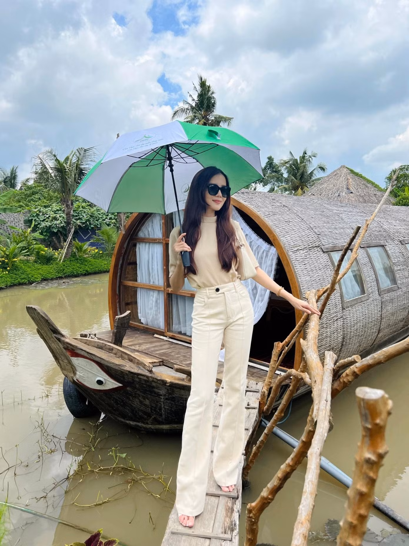 Hoa khôi Huỳnh Thúy Vi chụp ảnh tại khu du lịch sinh thái huyện Phong Điền, TP Cần Thơ. Bên cạnh các điểm vui chơi, giải trí, du khách còn tìm đến các điểm du lịch miệt vườn, chiêm ngưỡng, trải nghiệm phong cảnh tự nhiên với đồng ruộng, ao cá, bơi xuồng, làm bánh dân gian... điển hình là Farm Tam Giác Mạch ở quận Cái Răng. - Ảnh: Hòa Hội Thửa ruộng xanh tươi là hình ảnh đặc trưng của làng quê Nam Bộ... Bên cạnh vườn cây, ao cá, ruộng lúa là những luống hoa sao nhái, một loài hoa với màu sắc tuyệt đẹp tạo khung cảnh cho du khách chụp ảnh. - Ảnh: Hòa Hội Anh Trịnh Văn Luân, chủ Farm Tam Giác Mạch cho biết, đã đầu tư nhiều tiểu cảnh gắn với đồng quê, ruộng vườn để khách trải nghiệm, đồng thời tạo không gian sinh động với đồng ruộng, hoa, cảnh phục vụ khách chụp ảnh. - Ảnh: Hòa Hội Bạn Bùi Thảo Nhi từ Vĩnh Long tạo dáng chụp ảnh bên ruộng lúa: “Sau thời gian làm việc, tranh thủ những ngày nghỉ lễ đến đây thư giãn và lưu lại hình ảnh với khung cảnh đồng quê bình yên”. Tại khu du lịch cộng đồng cồn Sơn, nằm giữa sông Hậu (quận Bình Thủy) với không gian vắng lặng, xanh mát; những ngày lễ thu hút khá đông khách đến. - Ảnh: Hòa Hội Chị Quỳnh, du khách từ TPHCM cùng người thân xuống Cần Thơ chơi vào dịp lễ rồi sang cồn Sơn trải nghiệm làm bánh dân gian và tham quan vườn cây ăn trái. Chị Quỳnh chia sẻ: "Ở TPHCM nhộn nhịp, sôi động, giờ có dịp xuống miền Tây nên đến cồn Sơn chơi với không gian xanh mát, con người gần gũi”. - Ảnh: Hòa Hội Ông Nguyễn Minh Tuấn, Phó giám đốc phụ trách Sở VH&amp;TTDL TP Cần Thơ cho biết, trong 4 ngày nghỉ lễ thu hút khoảng 395.000 lượt khách, tăng 35% so với dịp lễ năm ngoái đến Cần Thơ. Các cơ sở lưu trú ước phục vụ hơn 73.000 lượt khách; trong đó, khách lưu trú quốc tế khoảng 480 lượt. Doanh thu du lịch ước đạt 181 tỉ đồng, tăng 40% so với dịp lễ năm 2021. Bên cạnh đó, các khu, điểm du lịch trang trí, cải tạo cảnh quan để phục vụ khách tham quan, du lịch trong dịp Lễ, đồng thời tổ chức các chương trình, hoạt động thu hút khách du lịch trong dịp Lễ như: Ngày hội Bánh trái Mỹ Khánh, phim trường Ông Đề, Hồ Sen Ông Đề…; đồng thời, thực hiện nghiêm túc các biện pháp phòng, chống dịch COVID-19. Đặc biệt trong dịp Lễ 30/4 năm 2022, UBND quận Ninh Kiều đã tổ chức lễ ra mắt thí điểm tuyến phố đi bộ Ninh Kiều. Các hoạt động trên tuyến phố đi bộ diễn ra vào tối thứ 7 hàng tuần, với các hoạt động nổi bật như: Hoạt động văn hóa nghệ thuật: đờn ca tài tử, biểu diễn nhạc cụ, trò chơi dân gian, dancesport…; các gian hàng dịch vụ: triển lãm sách, hình ảnh; ẩm thực; sản phẩm thủ công, mỹ nghệ Theo ông Tuấn, trong những ngày lễ, đơn vị tăng cường quản lý, kiểm soát chất lượng dịch vụ du lịch, đảm bảo tốt cơ sở vật chất, cảnh quan môi trường, an toàn, vệ sinh an toàn thực phẩm và các qui định của pháp luật trong kinh doanh du lịch; đồng thời niêm yết giá và bán đúng giá niêm yết. Bố trí lực lượng trực, nâng cao chất lượng phục vụ và đảm bảo các điều kiện cần thiết để phục vụ khách. - Ảnh: Hòa Hội Song song đó, tuyên truyền cho nhân viên, người lao động giới thiệu cho du khách các dịch vụ vận chuyển taxi, tàu du lịch, cơ sở cung ứng dịch vụ du lịch uy tín, chất lượng. Tuyệt đối không tiếp tay, hợp tác với các đơn vị, cá nhân nâng giá bán các dịch vụ để hưởng chênh lệch, gây bức xúc cho du khách. Ngoài ra, tuyên truyền đến các chủ tàu đảm bảo đưa khách tham quan đúng lịch trình và thời gian tham quan, đảm bảo phục vụ tốt du khách. “Trong những ngày lễ, chưa ghi nhận trường hợp chèo kéo khách bị phản ánh, đồng thời, các điểm du lịch nhận khách theo công suất của mình, không quá tải”, ông Tuấn cho hay. - Ảnh: Hòa Hội