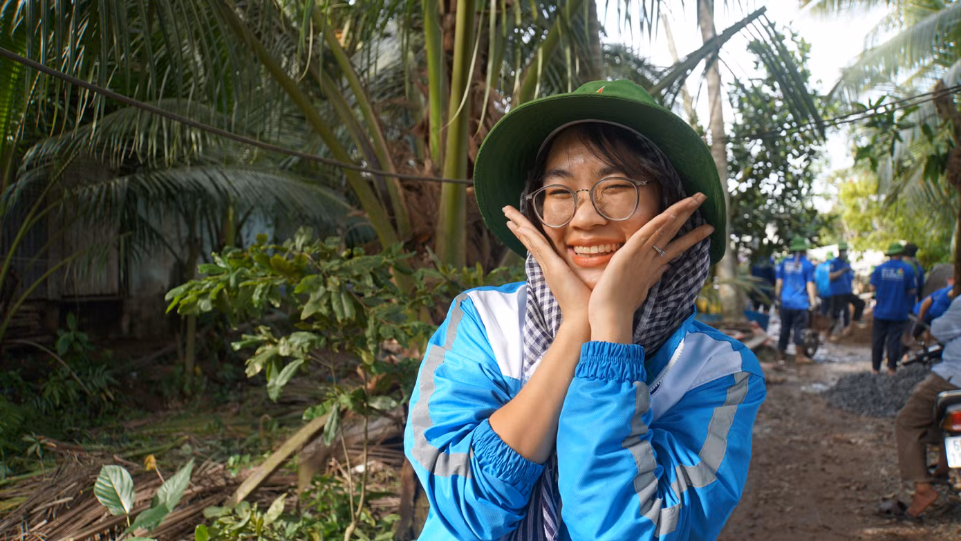 Ngô Thúy Vy, sinh viên năm nhất ngành Kinh doanh Quốc tế chia sẻ: “Ngày đầu vô cùng khó khăn nhưng các đoàn viên, thanh niên ở địa phương hướng dẫn và hỗ trợ rất nhiệt tình. Mọi người cùng cố gắng để con đường sớm hoàn thành”. Ảnh: Hòa Hội Ngô Thúy Vy, sinh viên năm nhất ngành Kinh doanh Quốc tế chia sẻ: “Ngày đầu vô cùng khó khăn nhưng các đoàn viên, thanh niên ở địa phương hướng dẫn và hỗ trợ rất nhiệt tình. Mọi người cùng cố gắng để con đường sớm hoàn thành”. Ảnh: Hòa Hội