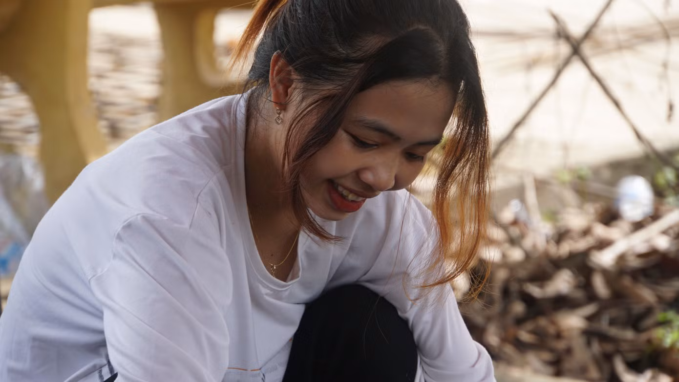 Nữ đoàn viên tại địa phương tham gia làm cùng các chiến sĩ tình nguyện tại xã Tân Phú. Nữ đoàn viên tại địa phương tham gia làm cùng các chiến sĩ tình nguyện tại xã Tân Phú.