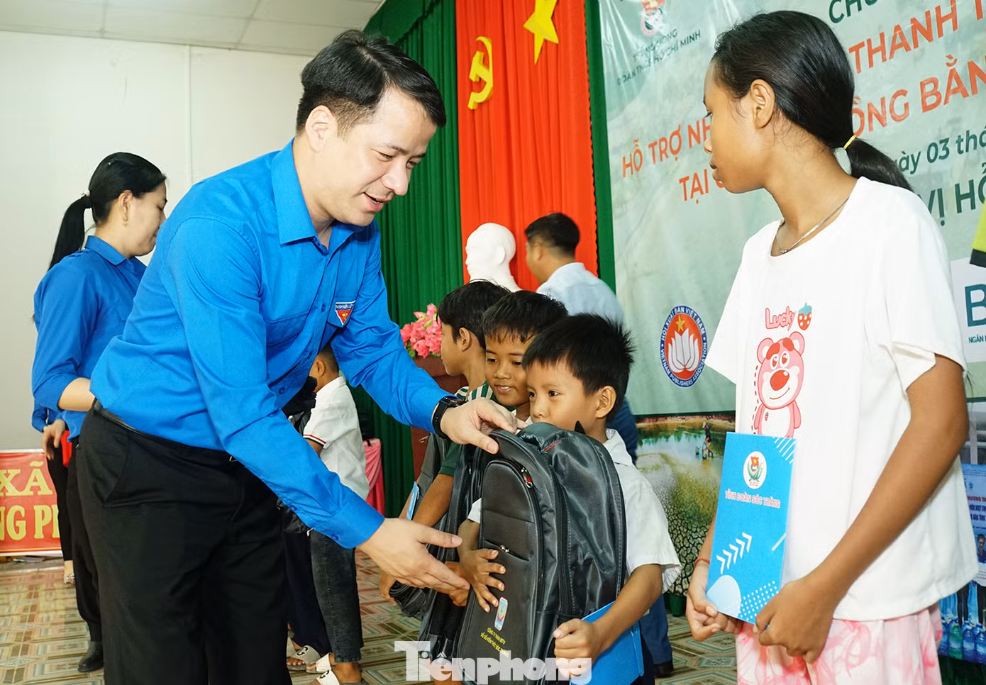 Anh Ngô Văn Cương tặng quà cho học sinh tại Sóc Trăng. Ảnh: Hòa Hội