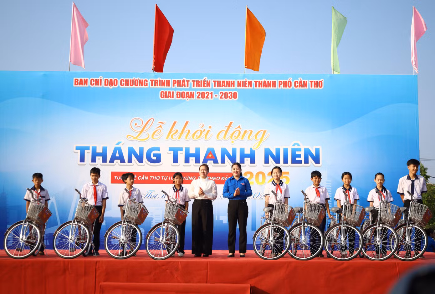 Thành Đoàn Cần Thơ trao tặng xe đạp cho học sinh.