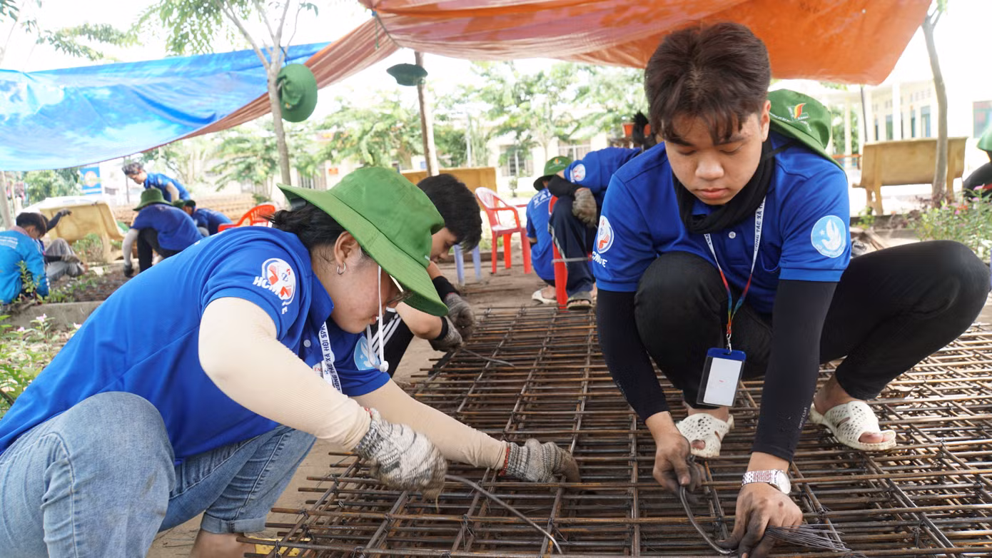 Nguyễn Huỳnh Ái Trân (trái) lần đầu tham gia tình nguyện. Trân cho biết trước giờ chưa từng cột dĩ sắt, ban đầu không quen bị đau tay nhưng sau đó biết cách, làm dễ dàng hơn. Ảnh: Hòa Hội Nguyễn Huỳnh Ái Trân (trái) lần đầu tham gia tình nguyện. Trân cho biết trước giờ chưa từng cột dĩ sắt, ban đầu không quen bị đau tay nhưng sau đó biết cách, làm dễ dàng hơn. Ảnh: Hòa Hội