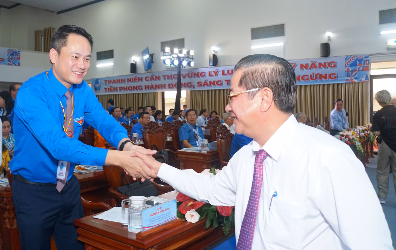 Ông Trần Việt Trường (phải) và anh Nguyễn Kim Quy - Phó Chủ tịch Thường trực Hội LHTN Việt Nam. Ảnh: Hòa Hội