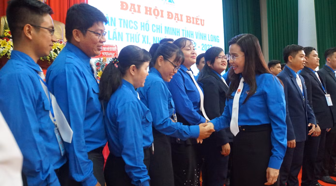 Chị Nguyễn Phạm Duy Trang - Bí thư Trung ương Đoàn, Chủ tịch Hội đồng Đội Trung ương chúc mừng Ban Chấp hành Tỉnh Đoàn Vĩnh Long nhiệm kỳ 2022 - 2027. Ảnh: Hòa Hội Chị Nguyễn Phạm Duy Trang - Bí thư Trung ương Đoàn, Chủ tịch Hội đồng Đội Trung ương chúc mừng Ban Chấp hành Tỉnh Đoàn Vĩnh Long nhiệm kỳ 2022 - 2027. Ảnh: Hòa Hội