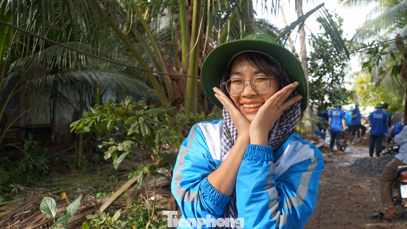 Ngô Thúy Vy, sinh viên năm nhất ngành Kinh doanh Quốc tế chia sẻ: “Ngày đầu vô cùng khó khăn nhưng các đoàn viên, thanh niên ở địa phương hướng dẫn và hỗ trợ rất nhiệt tình. Mọi người cùng cố gắng để con đường sớm hoàn thành”. Ảnh: Hòa Hội