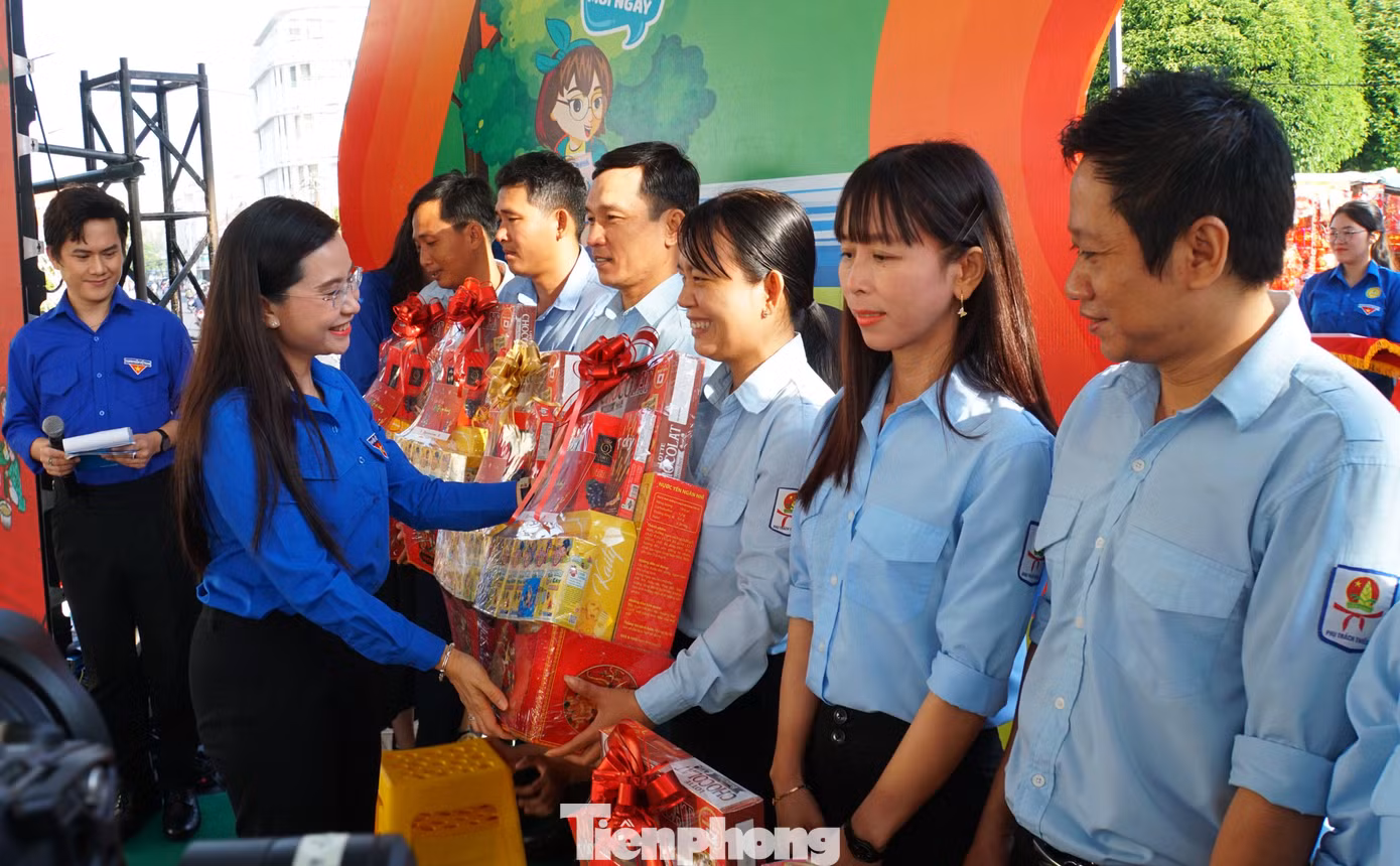 Bí thư Trung ương Đoàn Nguyễn Phạm Duy Trang tặng quà cho giáo viên Tổng phụ trách đội. Bí thư Trung ương Đoàn Nguyễn Phạm Duy Trang tặng quà cho giáo viên Tổng phụ trách đội.