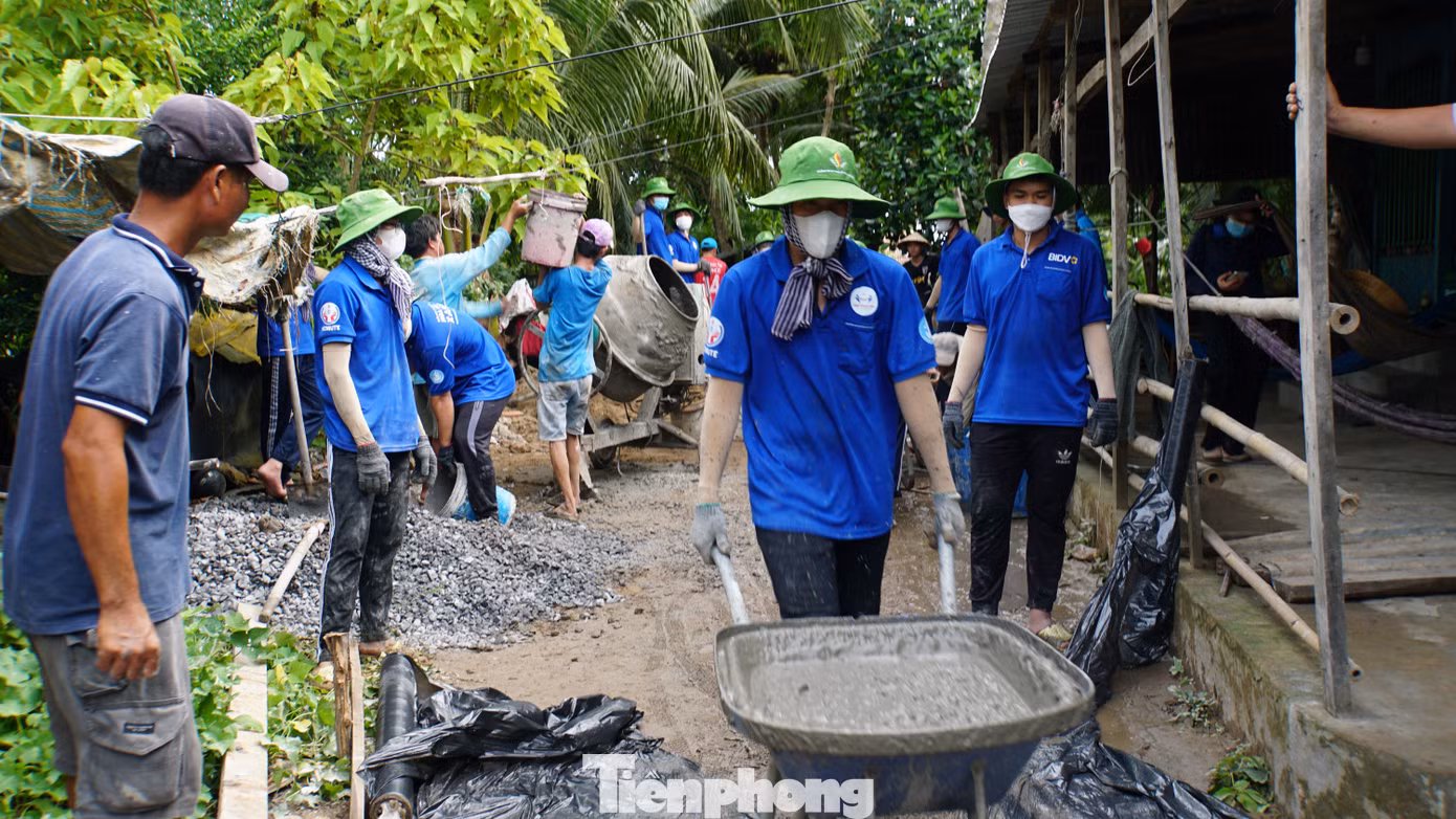 Chiến sĩ tình nguyện Trường đại học Sư phạm kỹ thuật TP.HCM tham gia làm đường nông thôn tại xã Bình Thành, huyện Thanh Bình, tỉnh Đồng Tháp. Ảnh: Hòa Hội
