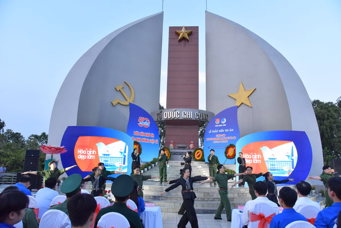 Văn nghệ mở màn chương trình. Ảnh: Hòa Hội