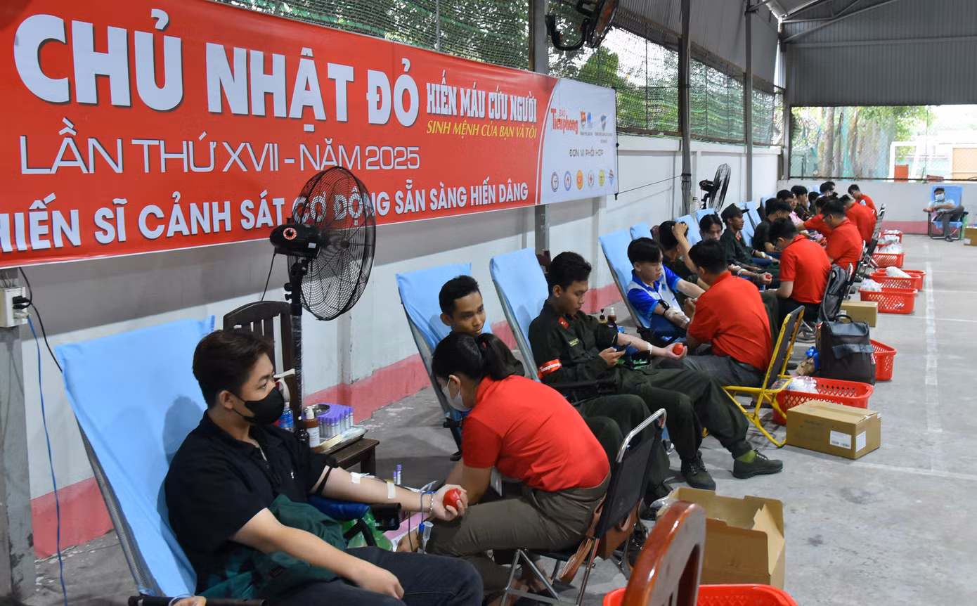 Quang cảnh chiến sĩ, bạn trẻ hiến máu tình nguyện. Ảnh: Hòa Hội