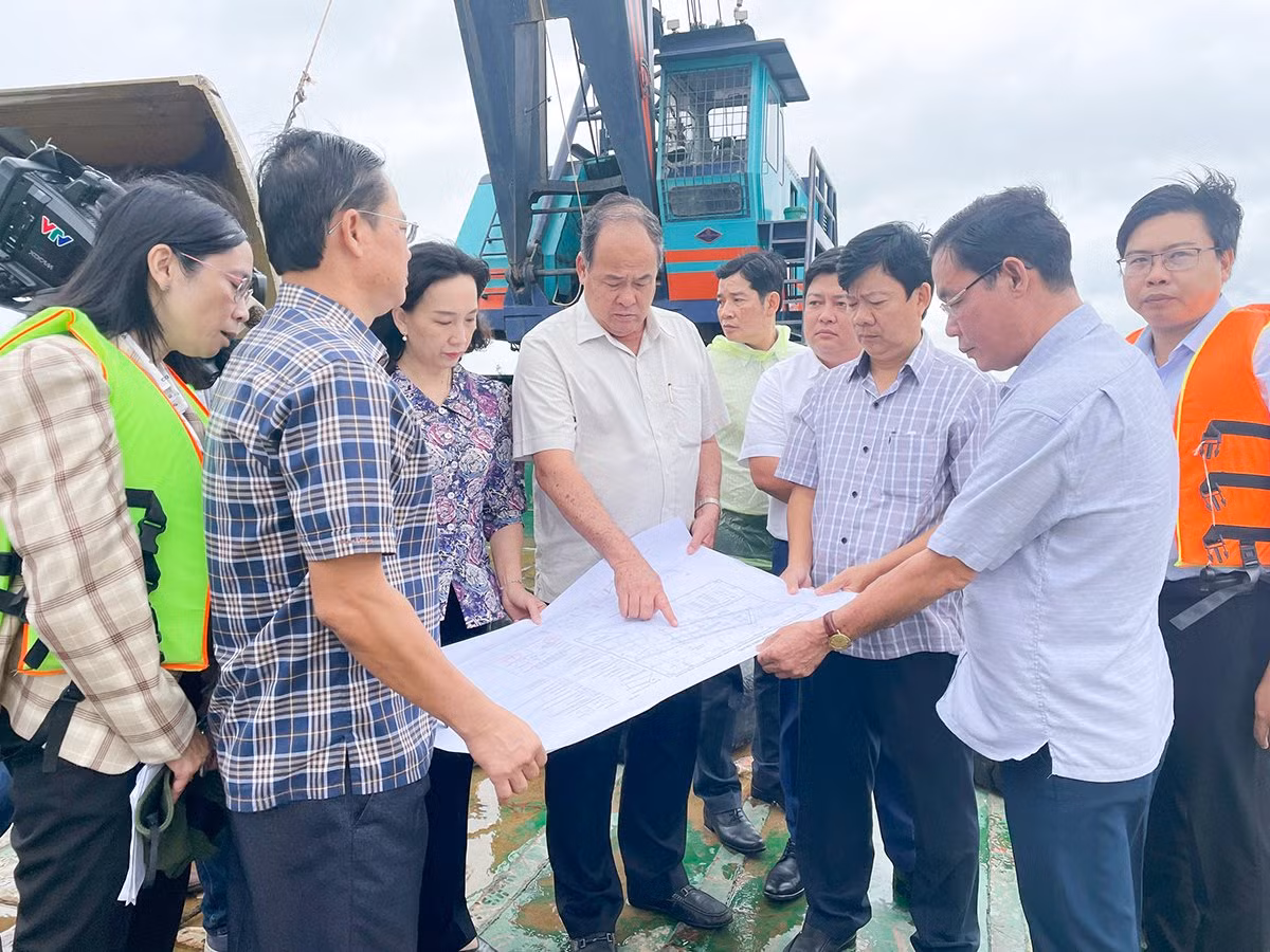Chủ tịch UBND tỉnh An Giang Nguyễn Thanh Bình trong một đợt kiểm tra công tác quản lý, khai thác cát trên địa bàn tỉnh. Ảnh: Báo An Giang. Chủ tịch UBND tỉnh An Giang Nguyễn Thanh Bình trong một đợt kiểm tra công tác quản lý, khai thác cát trên địa bàn tỉnh. Ảnh: Báo An Giang.