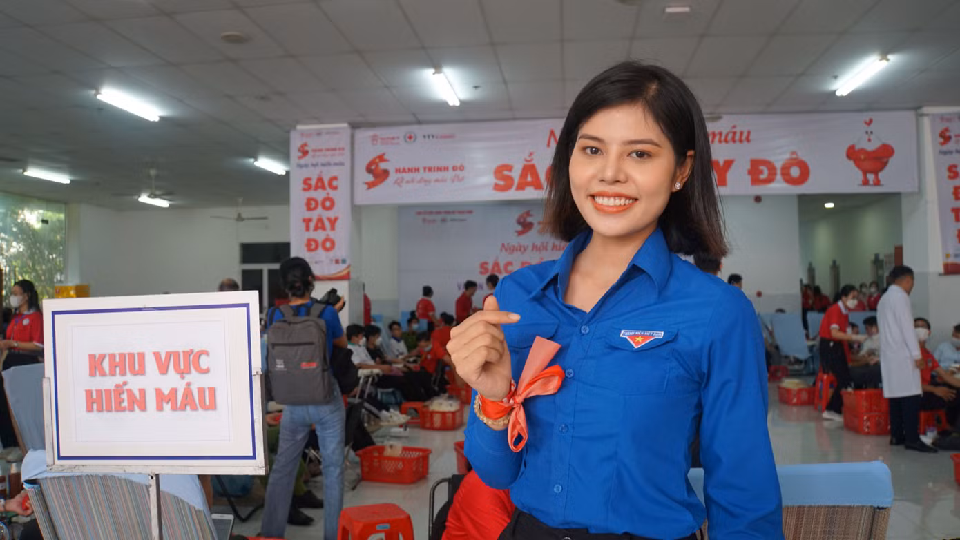 Bạn Ngô Tường Vi, sinh viên trường Đại học Tây Đô có mặt từ sớm để hiến máu. “Em cảm rất hào hứng và vui khi chia sẻ giọt máu của mình", Tường Vi nói.