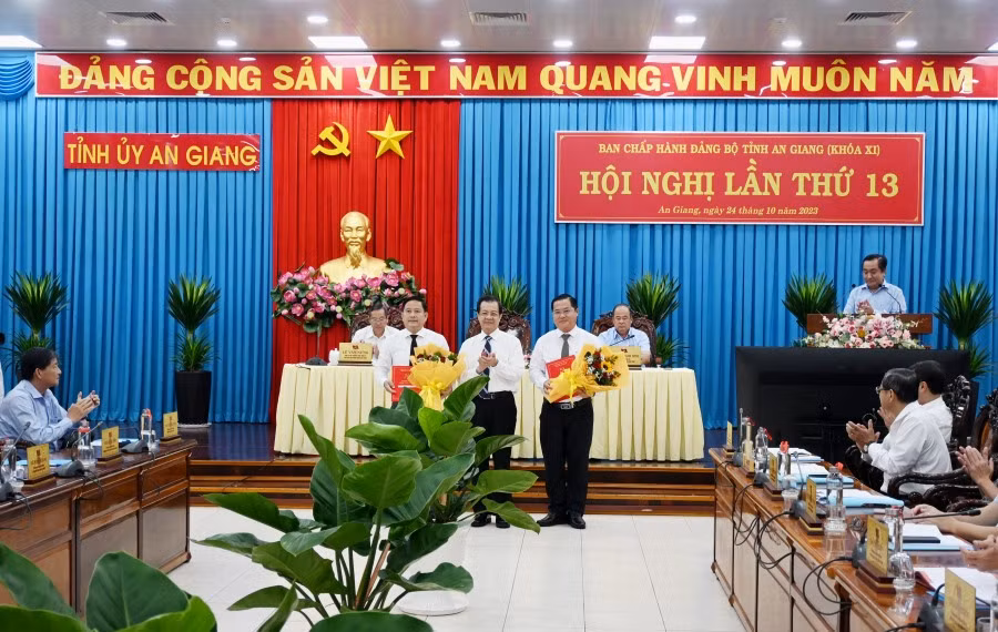 Bí thư Tỉnh ủy An Giang Lê Hồng Quang trao quyết định cho ông Huỳnh Quốc Thái (bìa phải) và ông Nguyễn Văn Cọp. Ảnh: CTT AG.