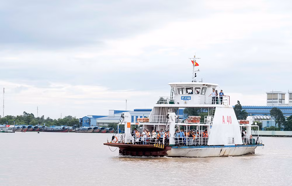 Phà phục vụ nhu cầu đi lại của người dân. Ảnh: Báo An Giang Phà phục vụ nhu cầu đi lại của người dân. Ảnh: Báo An Giang